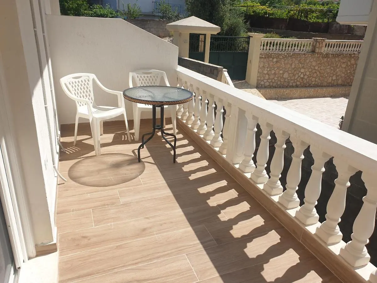 Rooms By George Dhermi 0*,  Albania