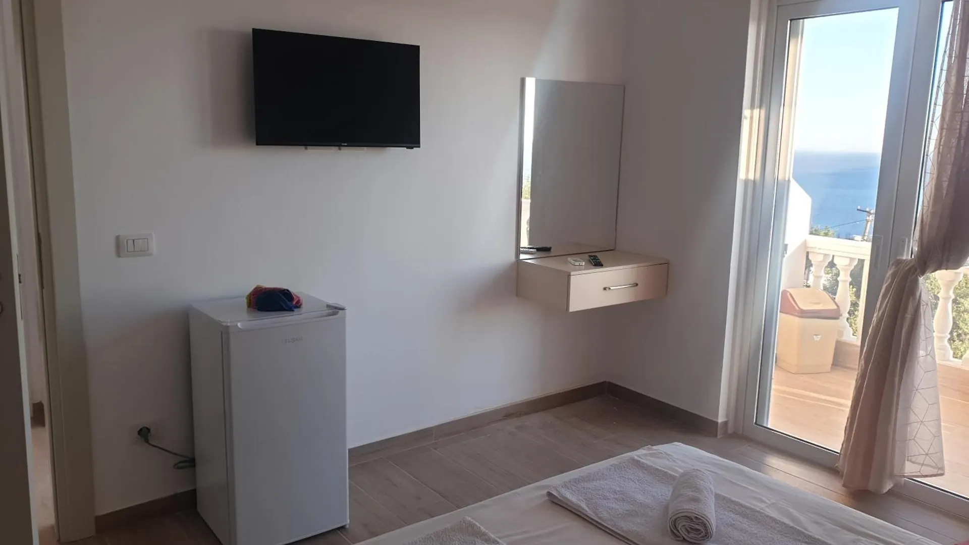 Rooms By George Dhermi Apartment