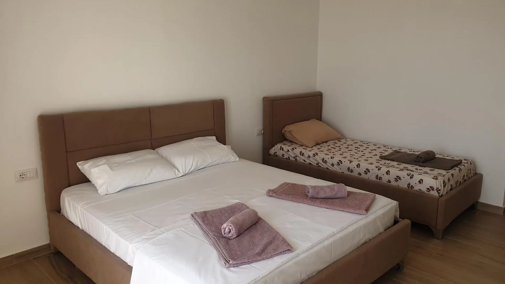 Rooms By George Dhermi Apartment