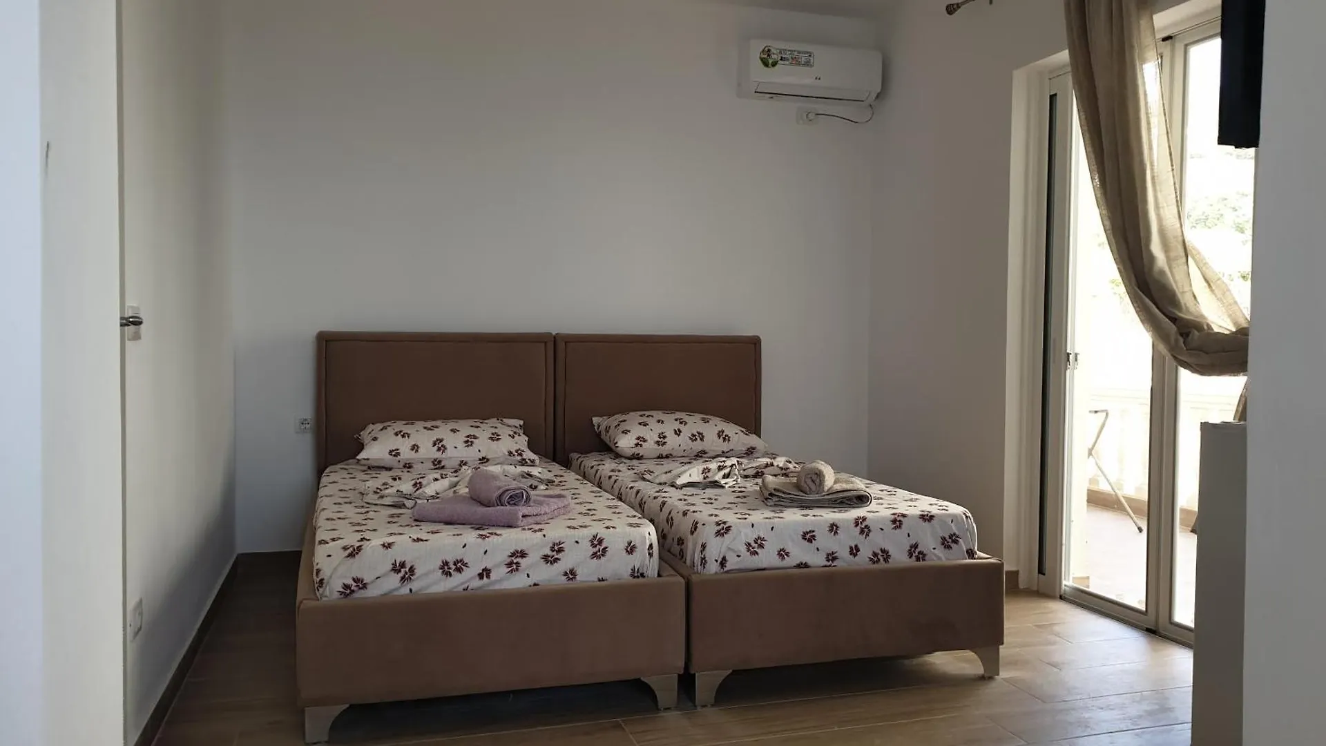 Rooms By George Dhermi Apartment