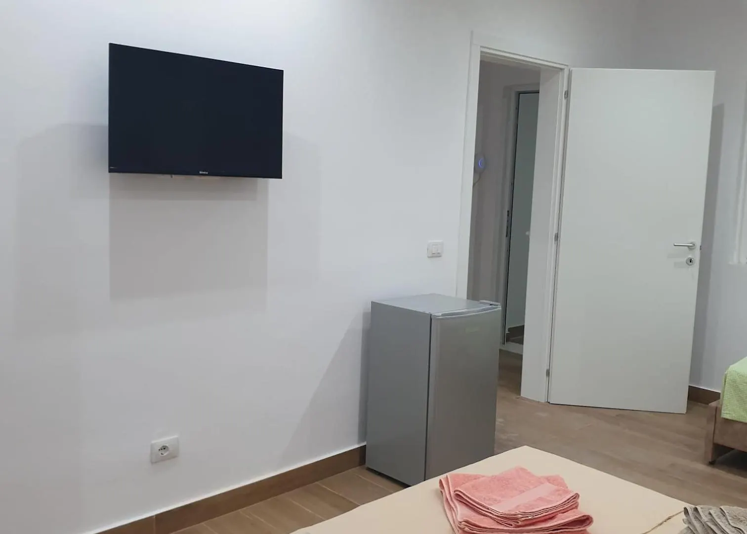 Rooms By George Dhermi Apartment