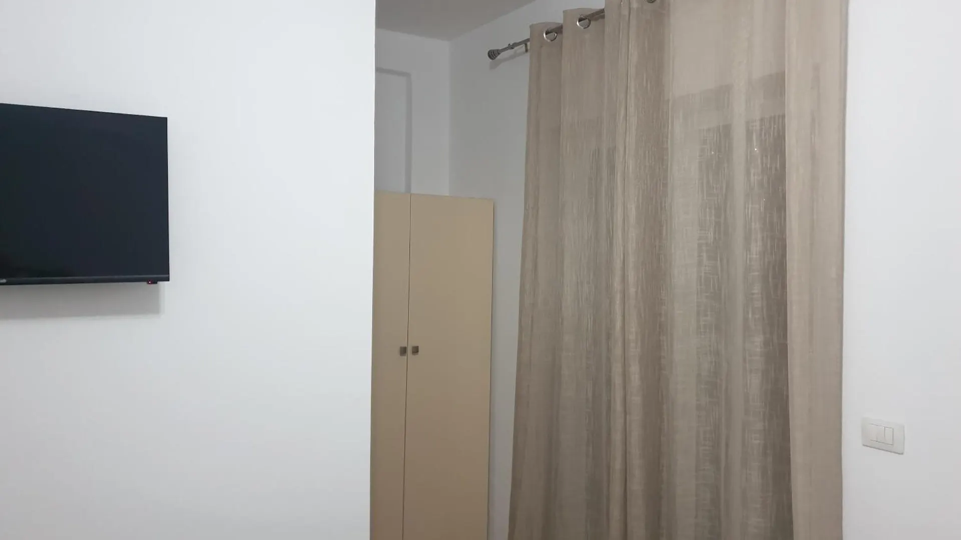 アパート Rooms By George Dhërmi アルバニア